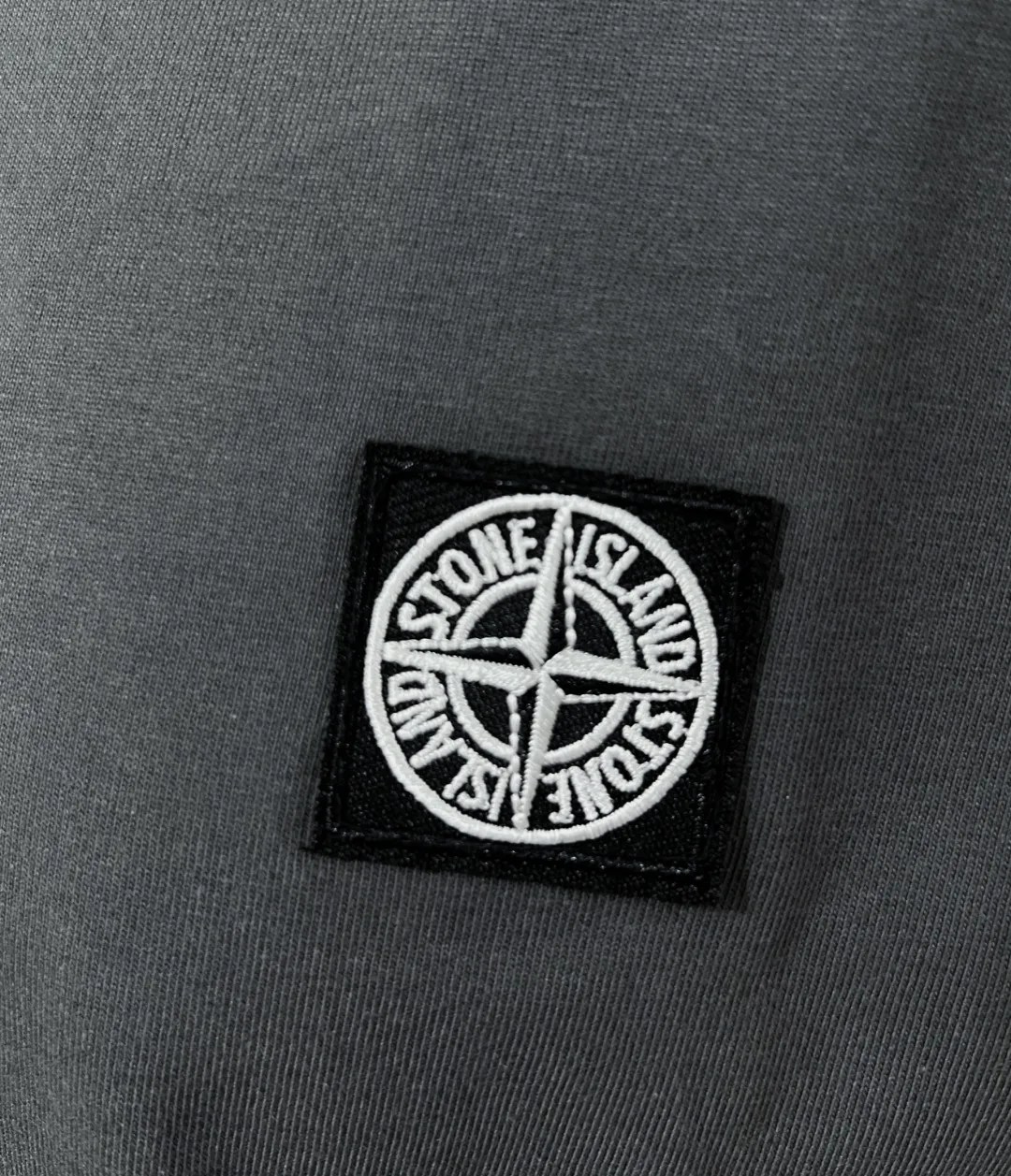 P140 Stone Island/Stone Island classic official website is on sale; small logo embroidery and pressed round neck short-sleeved T-shirt, strictly control the size of the logo, neat and clear letters, and the details are consistent with the original version; the original 240g double yarn 100% cotton fabric is selected; the upper body is simple, beautiful and very durable, with three-needle stitching and high-standard workmanship, with complete three-label details, high-temperature washing, soft fabric, better breathability, no shrinkage or deformation after washing, versatile style Match as you like, European size version, colors: black, dark gray, lilac gray, white; sizes XS-L, (L can wear up to 200 pounds)